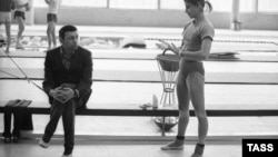 Olga Korbut and her coach Renald Knysh during a workout at the Dynamo sports complex in Moscow on April 15, 1975.