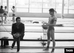 Olga Korbut and her coach Renald Knysh during a workout at the Dynamo sports complex in Moscow on April 15, 1975.