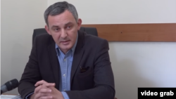 алхас джинджолия депутат биография. 660B0AEB 9758 4430 AAFB. алхас джинджолия депутат биография фото. алхас джинджолия депутат биография-660B0AEB 9758 4430 AAFB. картинка алхас джинджолия депутат биография. картинка 660B0AEB 9758 4430 AAFB. «По неофициальным данным, теперь от себя добавлю, не решился вопрос об обеспечении нас вакциной «Спутник V» для продолжения кампании вакцинирования, первый этап которой прошел и было вакцинировано шесть с половиной тысяч. Кампания набирала обороты достаточно медленно, но на самом пике ее пришлось остановить. По неофициальным данным, уверен, что к моим словам будут претензии, нам отказали в обеспечении. Тогда, наверное, надо искать альтернативные пути решения. Можно обратиться в международные организации, которые… перед тем, как их в чем-то упрекать, надо вспомнить, что они в прошлом году обеспечили нас огромным объемом расходных материалов, дезсредств и так далее. Тогда мы их благодарили и продержались на этом грузе достаточно долгое время. Считаю это для нас возможным и лично сам обращусь при поддержке коллег в международные организации».