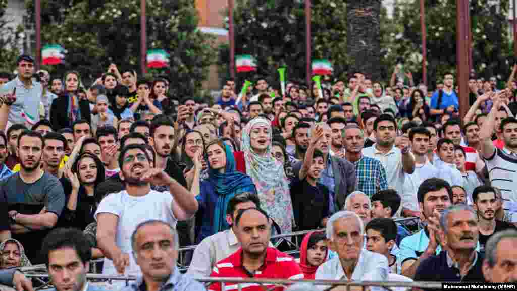 اجتماع مردم رشت برای تماشای بازی ایران و مراکش