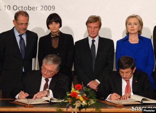 Foreign Ministers Eduard Nalbandian of Armenia (L) and Ahmet Davutoglu of Turkey sign landmark agreements to normalize Turkish-Armenian relations in Zurich.