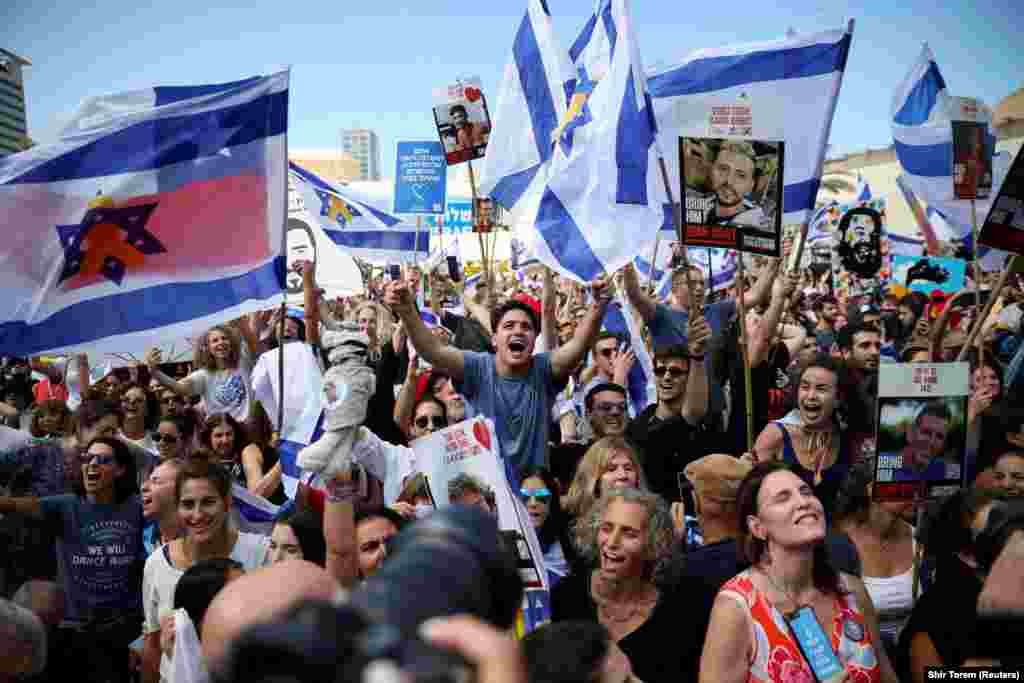 13 octombrie 2025 – Oameni din Tel Aviv se bucură la anunțul privind eliberarea ultimilor 20 de ostatici israelieni, capturați de Hamas în urmă cu doi ani.Documentul semnat luni prevede un schimb de ostatici israelieni și prizonieri palestinieni, precum și încetarea focului între Israel și Hamas.