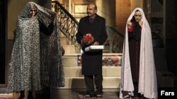 صحنه‌ای از نمایش «تانگوی تخم مرغ داغ»