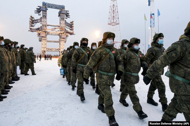 Российские военнослужащие после тестового запуска ракеты "Ангара-А5", декабрь 2020 года
