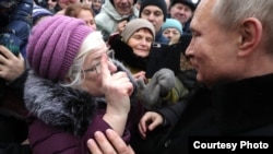 Володимир Путін і його захоплені шанувальники. Росія 