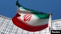 Флаг Ирана, развивающийся перед штаб-квартирой ООН в Вене