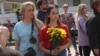 Жители Казани пришли возложить цветы к мемориалу жертв трагедии в гимназии, 12 мая 2021 года