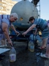 У Донецьку перебої з водою почалися після російської окупацією у 2014 році, і з роками лише поглибились. На фото: люди у черзі за водою, окупований Донецьк, серпень 2025 року