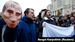 Supporters of Russian opposition leader Aleksei Navalny rally for a boycott of the March 18 presidential election in Moscow on January 28. 