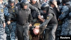 Ռուսաստան - Ոստիկանները բերման են ենթարկում Մոսկվայում անցկացվող բողոքի ակցիայի մասնակցին, արխիվ