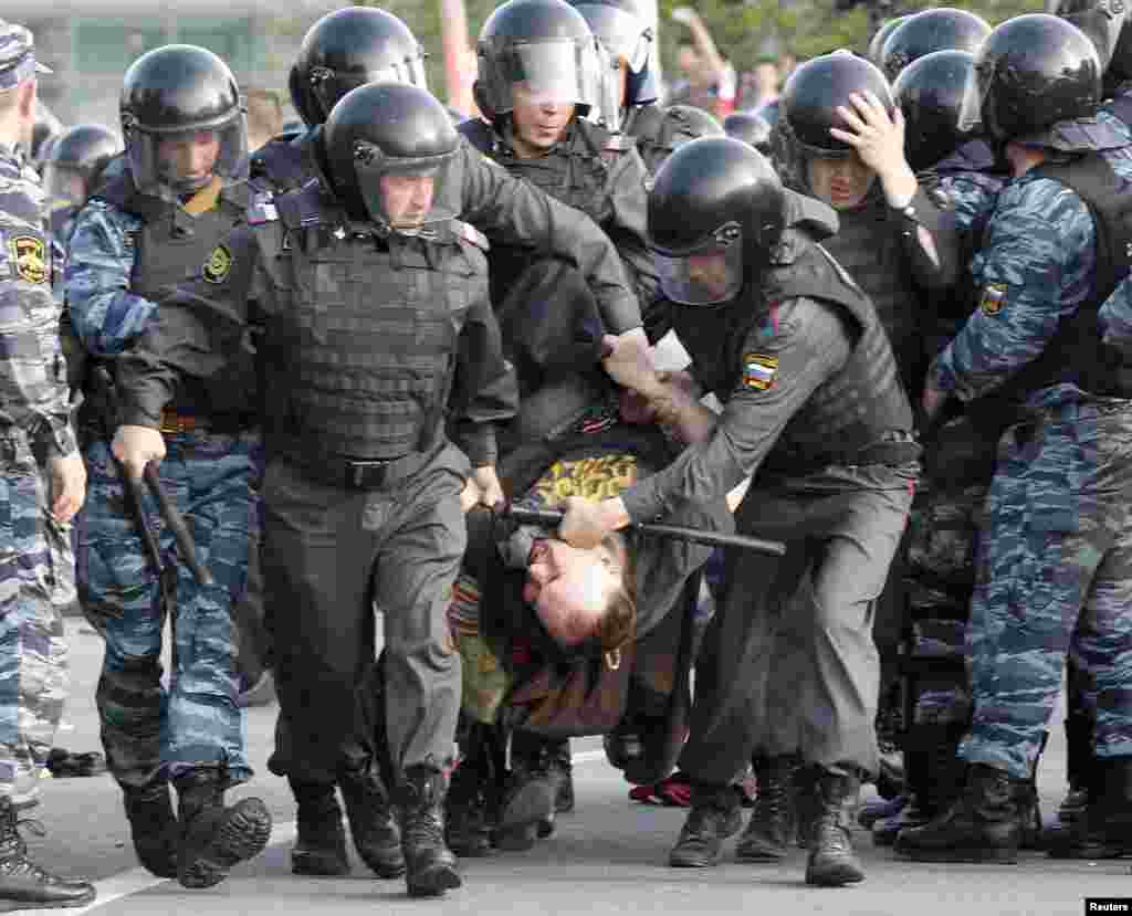 Polis Moskvada aksiya iştirakçısını saxlayır
