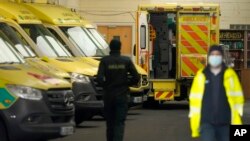 Paramedicii britanici din Londra. Aceștia vor fi în grevă pe 11 și 23 ianuarie