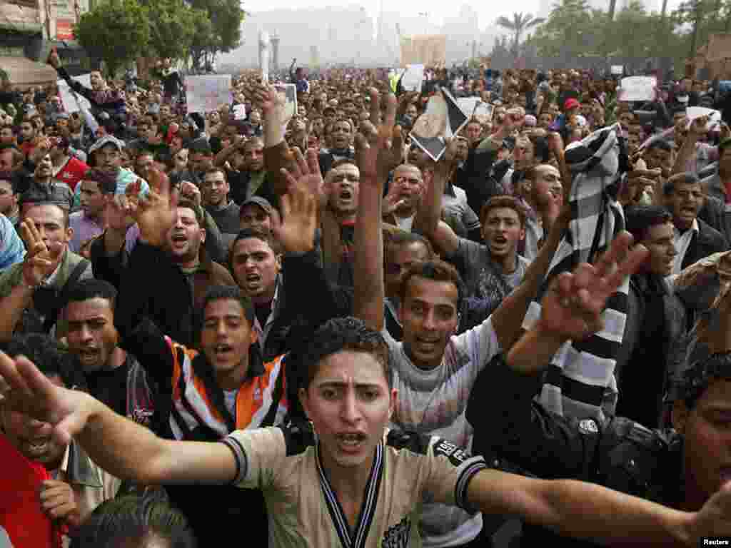 Каирдеги демонстранттар өкмөткө каршы ураандарды кыйкырууда, 29-январь.