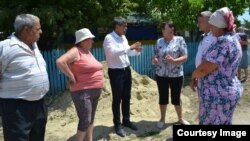 Primarul Victor Stîna, de vorbă cu localnicii de la Gura Galbenei (Foto: PNUD Moldova)