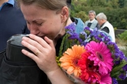 Тетяна прощається зі своїм чоловіком Олександром, який помер через рік після звільнення з полону, де він перебував протягом 2018 року