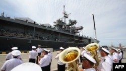 Nava americană USS Mount Whitney, întâmpinată cu orchestra militară în portul Klaipeda din Lituania, 30 iunie 2016