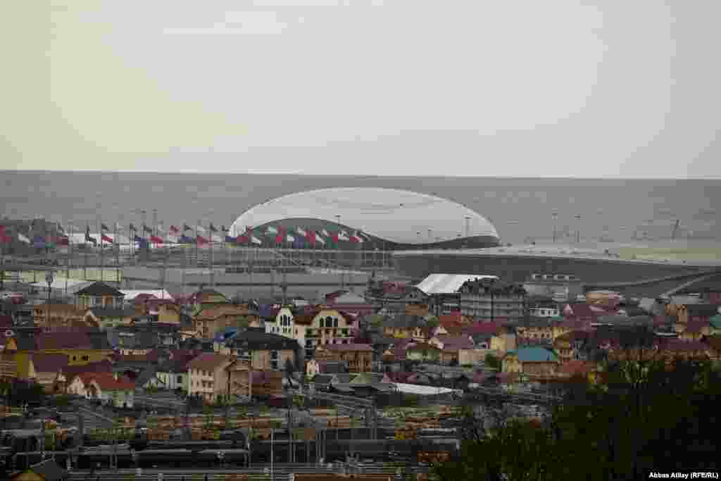 Keçiriləcək Qış Olimpiadası hazırlıqlarından ən çox əziyyət çəkən insanlardan biri bu küçənin əhalisidir.