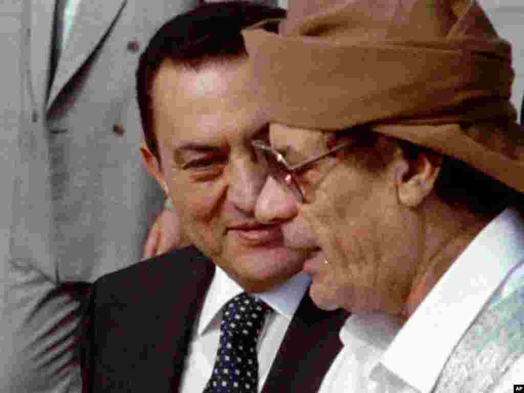 Gaddafi şi preşedintele egiptean Hosni Mubarak la Cairo &icirc;n 22 iunie 1996, la un summit al Ligii Arabe. Mubarak a fost alungat de la putere &icirc;n februarie 2011, şi este judecat la Cairo.