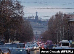 Вигляд на пам’ятник із центрального проспекту Маштоца в Єревані