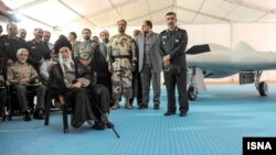 پهپاد سیمرغ در جریان بازدید رهبر جمهوری اسلامی از نمایشگاه دستاوردهای نیروی هوافضای سپاه در اردیبهشت ۹۳