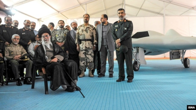 پهپاد سیمرغ در جریان بازدید رهبر جمهوری اسلامی از نمایشگاه دستاوردهای نیروی هوافضای سپاه در اردیبهشت ۹۳