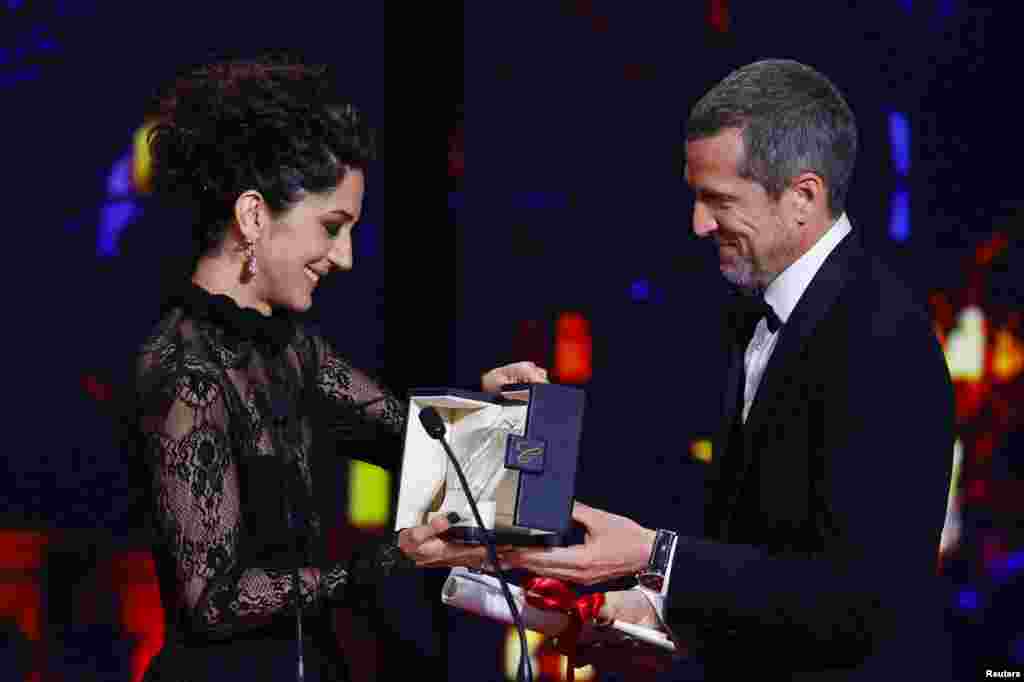زر امیرابراهیمی هنگام دریافت جایزه بهترین بازیگر زن در جشنواره کن امسال