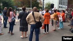 Зустріч кандидатів у депутати з «Черговиками Москви» біля офісу «Єдиної Росії»