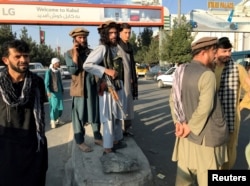 Talibanii la intrarea în aeroportul Kabul, 16 august 2021.