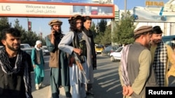 د کابل هوايي ډګر مخ ته یو شمېر ولاړ وسله‌وال طالبان او عام خلک