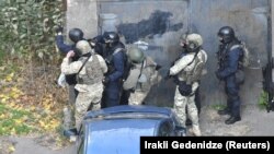 Грузинский спецназ в процессе нейтрализации предполагаемых боевиков, Тбилиси, 22 ноября 2017 года