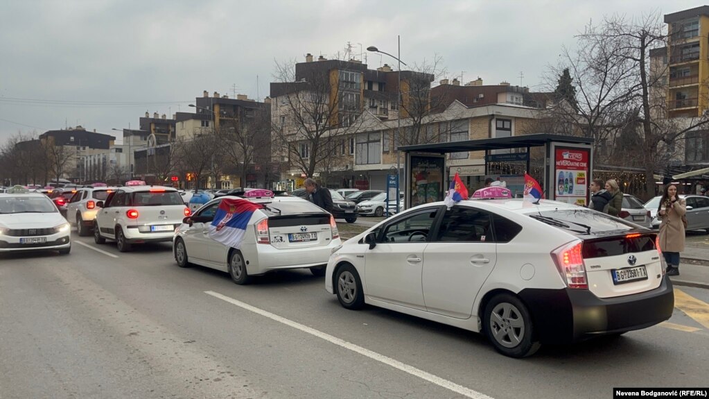 Disa qindra taksistë kanë transportuar pa pagesë studentë dhe qytetarë të tjerë në Beograd, pas protestave në Novi Sad, 2 shkurt 2025.
