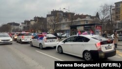 Disa qindra taksistë kanë transportuar pa pagesë studentë dhe qytetarë të tjerë në Beograd, pas protestave në Novi Sad, 2 shkurt 2025.