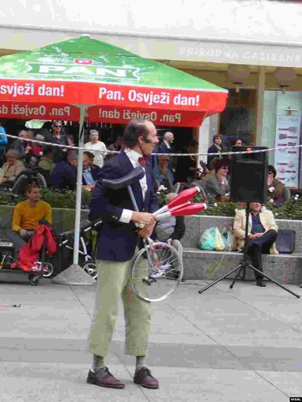 Pete Sweet - U petak je na sceni na središnjem zagrebačkom trgu najviše pljeska izmamio klaun, plesač, pjevač i žongler Pete Sweet iz Los Angelesa.