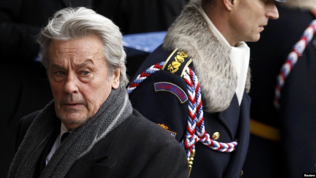 آلن دلون، بازیگر فرانسوی، در مراسم خاکسپاری واسلاو هاول رئیس جمهوری فقید جمهوری چک در ۲۳ دسامبر ۲۰۱۱