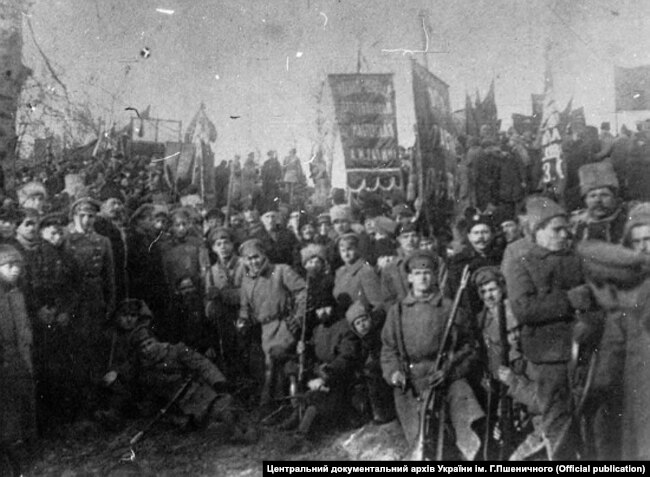Група озброєних робітників – учасників Січневого повстання (Джерело: Центральний державний кінофотофоно архів України імені Гордія Пшеничного)