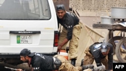 Полицейский спецназ Лахора занимает позицию у захваченных террористами мечетей.