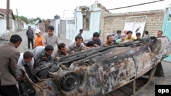 Ethnic Uzbek men raise a barricade to prevent further attacks on their homes in Osh.