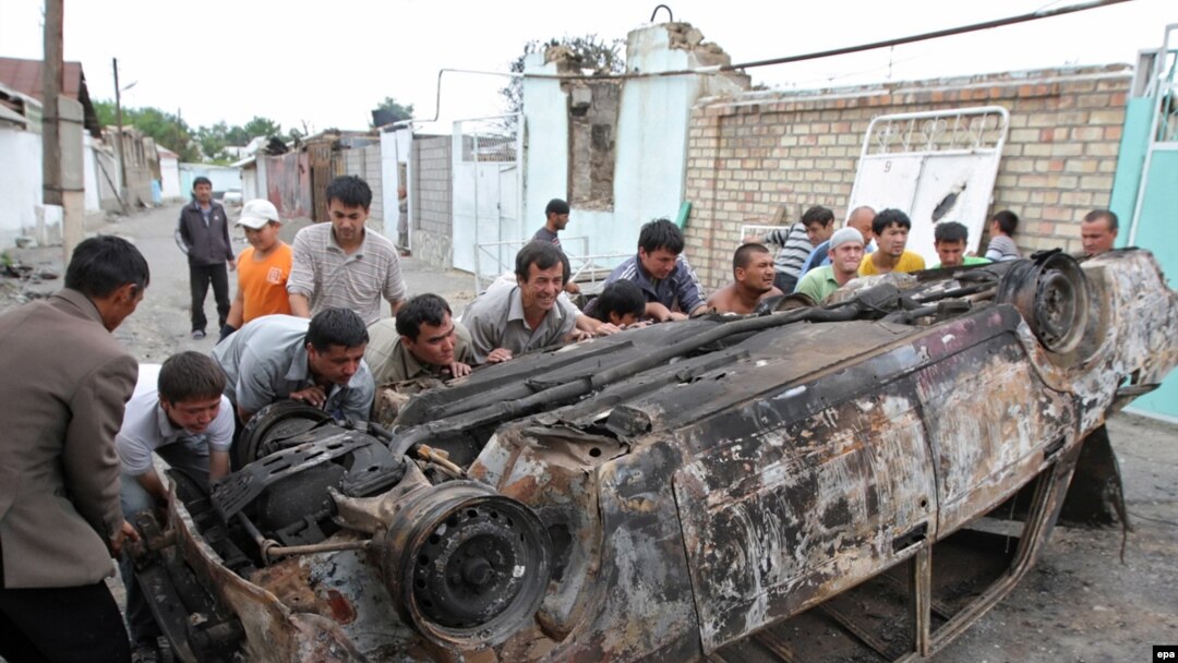 Ethnic Uzbek men raise a barricade to prevent further attacks on their homes in Osh.