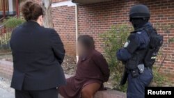 Policia e Australisë gjatë një arrestimi të mëparshëm të një personi të dyshuar