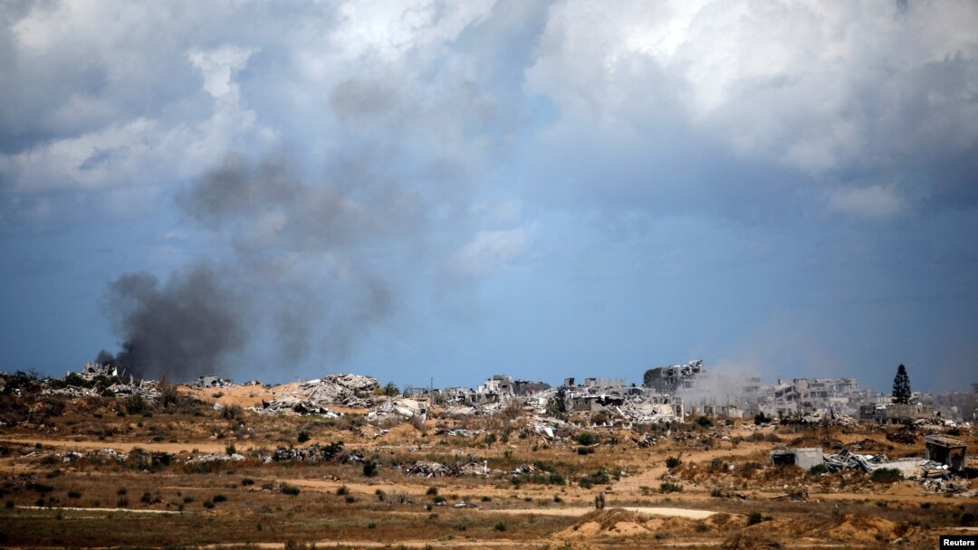 Fumul se ridică după un atac în Gaza, văzut de pe partea israeliană a graniței Israel-Gaza, pe fondul conflictului Israel-Hamas.