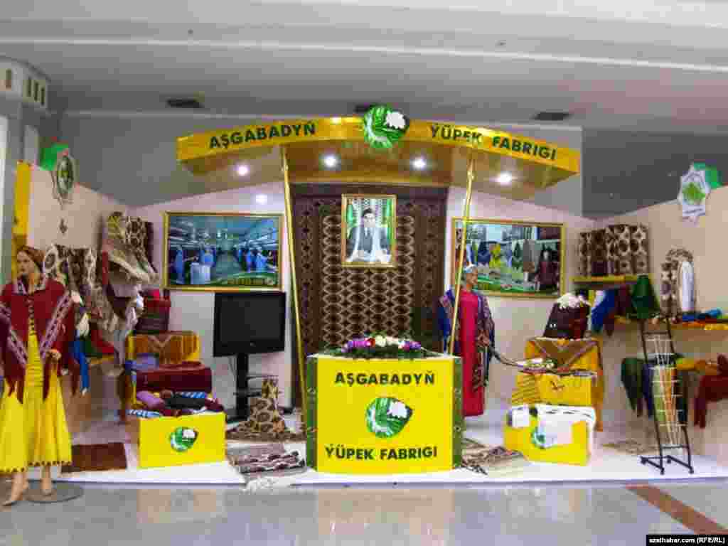 3-nji iýunda Aşgabatda “Türkmenistanyň dokma senagatynyň Garaşsyzlyk ýyllarynda ýeten sepgitleri we geljegi” atly dokma önümleriniň halkara sergisi açyldy. 
