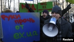 People protest against the shutdown of the Ex.ua website outside the Interior Ministry office in Kyiv on February 1.