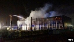 Рятувальники гасять пожежу у спортзалі в Науені, Німеччина, 25 серпня 2015 року