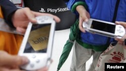 Sonyнинг Playstation Portables (PSPs) ва бошқа видео ўйинлари нафақат болалар, балки катталар орасида ҳам оммалашган.