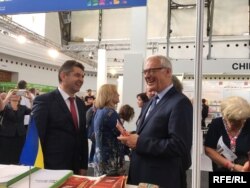 Посол України у Чехії Євген Перебийніс та міністр культури Чехії Ілья Шмід