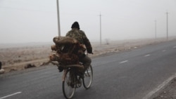 Велосипедист на дороге в Ферганской области Узбекистана.