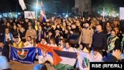 Studente u blokadi iz Novog Pazara, koji četvrti dan pešače ka Novom Sadu, dočekali su građani u Kraljevu, 19. oktobar 2025. 