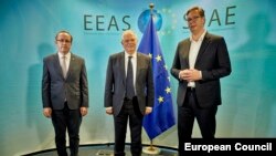 Premijer Kosova Avdullah Hoti, evropski komesar za susjedsku politiku Josep Borell i predsednik Srbije Aleksandar Vučić na sastanku u Briselu u julu 2020.