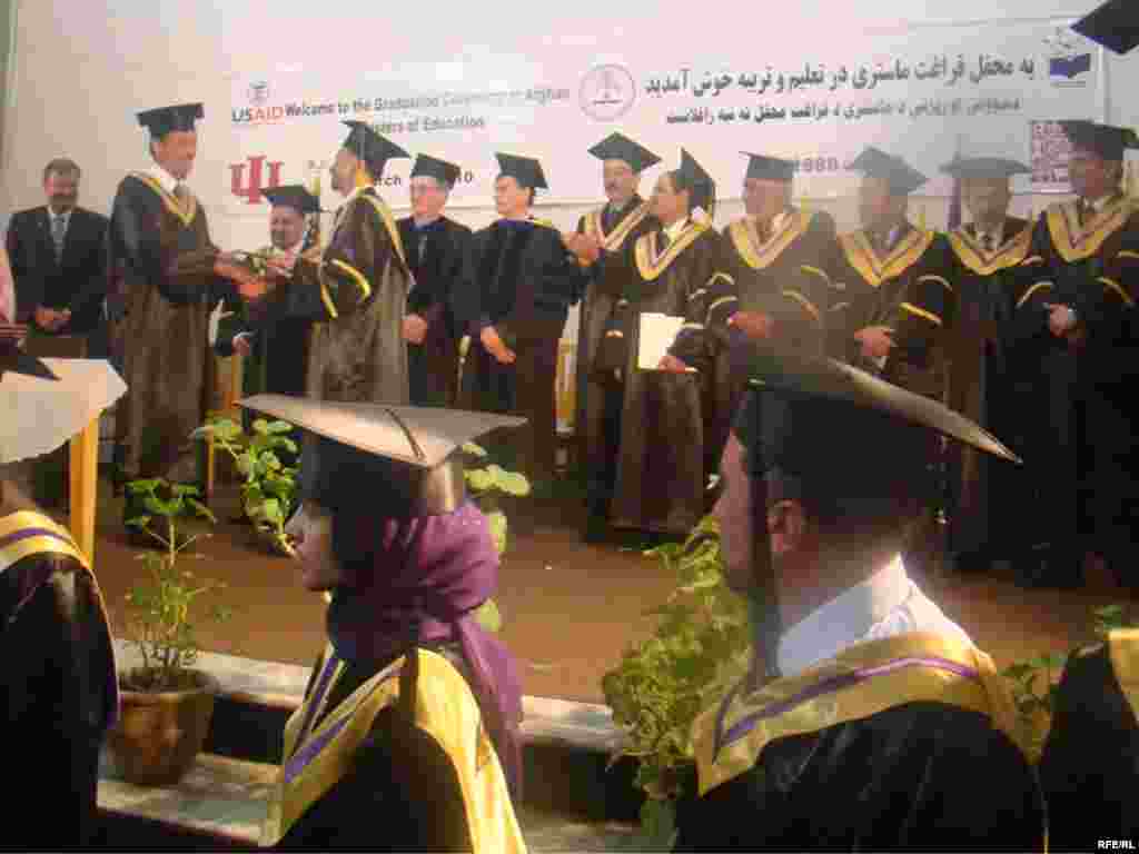 Цырымонія з нагоды выпуску настаўнікаў у Кабуле.