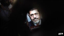 تصویر محمد مرسی در یک تجمع اعتراضی هوادارانش در استانبول 